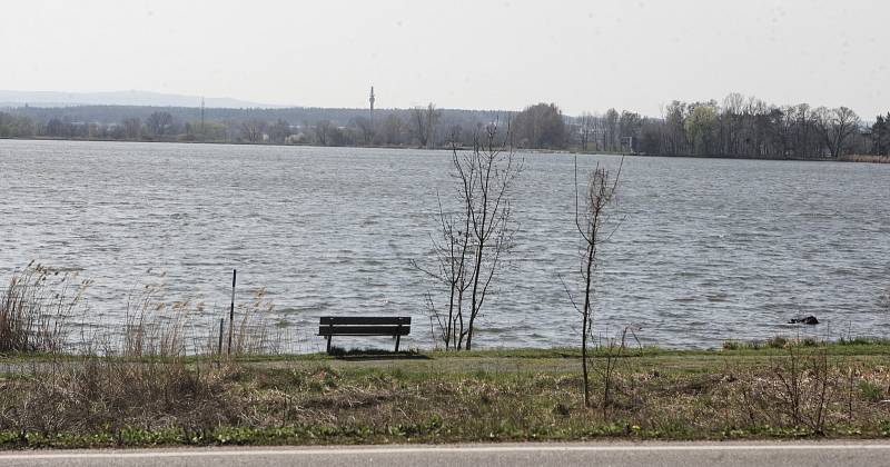 Rybáři nyní rybník Buňkov připravují na novou sezonu. Do vody se již vracejí i ryby. Nasadí se kapři, líni nebo štiky.