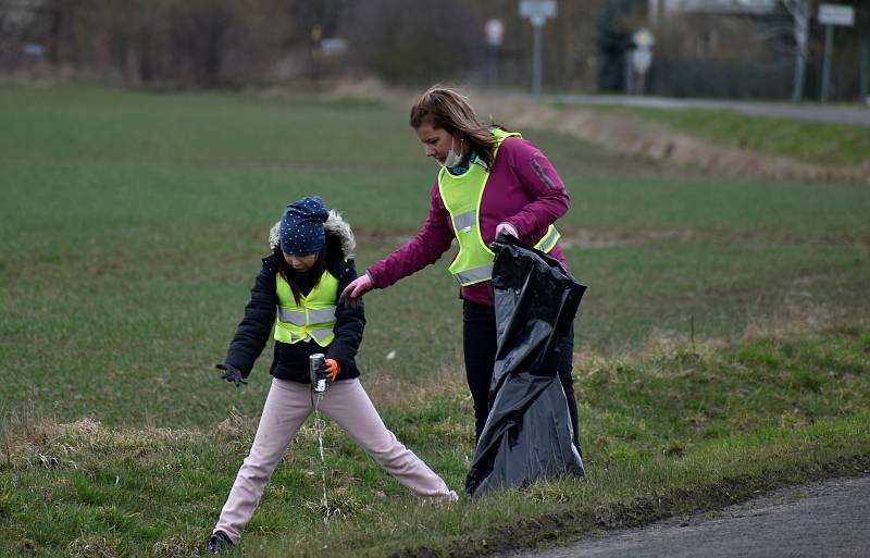 Do akce Ukliďme Česko se zapojila také rodina, která uklidila kolem Dražkova na Pardubicku.