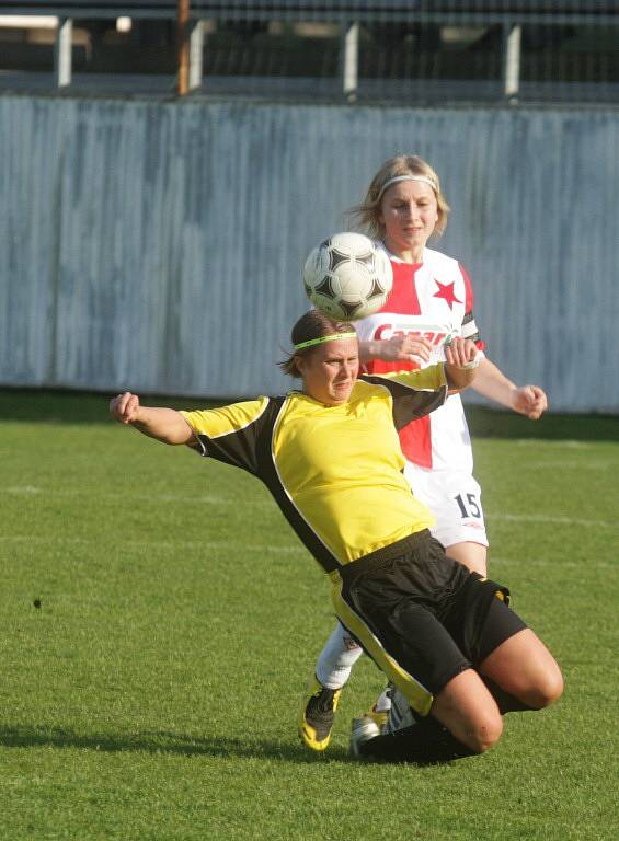 Pohár Komise Fotbalu Žen. SK DFO Pardubice - Slavia Praha 2:1