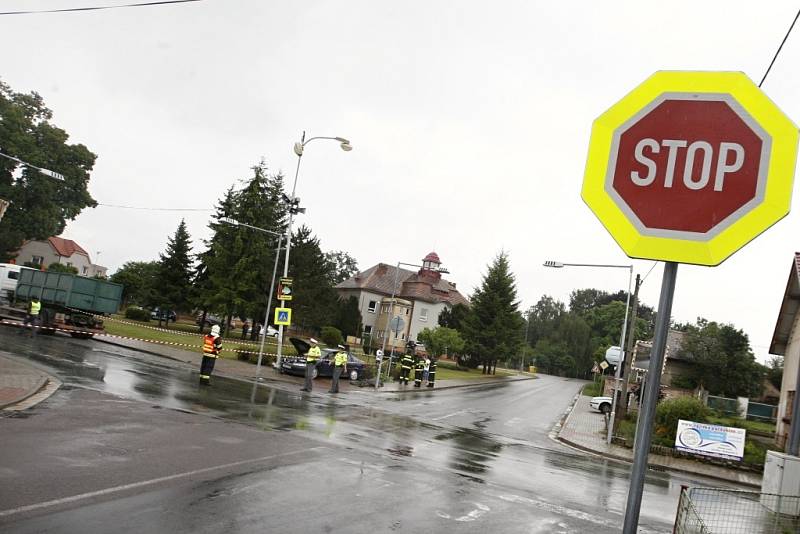 Nehodu v Ostřešanech nepřežila 38letá maminka půlročního dítěte. Záchranáři na místě bojovali také o život dítěte a řidiče. 