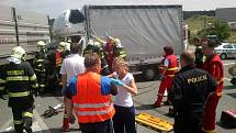 Na nadjezdu u Černé za Bory se srazily dva nákladní automobily. Hasiči museli řidiče z kabiny vystříhat. 