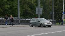 Ze zákazu vjezdu na Hradeckou ulici si někteří řidiči mnoho nedělají a kličkují v uzavírce mezi stavebními stroji. Řidič fabie se při spatření policejní kontroly pokusil z místa ujet. Neúspěšně.