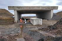 Na rozestavěném úseku dálnice D35 Časy-Ostrov, která bude zprovozněna v prosinci tohoto roku, pokračují stavební práce. Aktuálně se jedná přeložky vodotečí a hrubé terénní úpravy násypů dálnice.