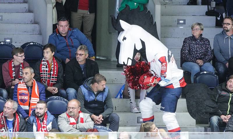 Extraligový hokejový duel mezi HC Dynamo Pardubice (v bílém) a HC Energie Karlovy Vary.