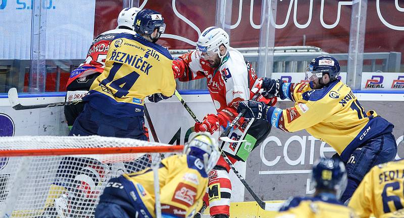 Hokejové utkání Tipsport extraligy v ledním hokeji mezi HC Dynamo Pardubice (v červenobílém) a PSG Berani Zlín  (ve žlutomodrém) pardudubické enterie areně.