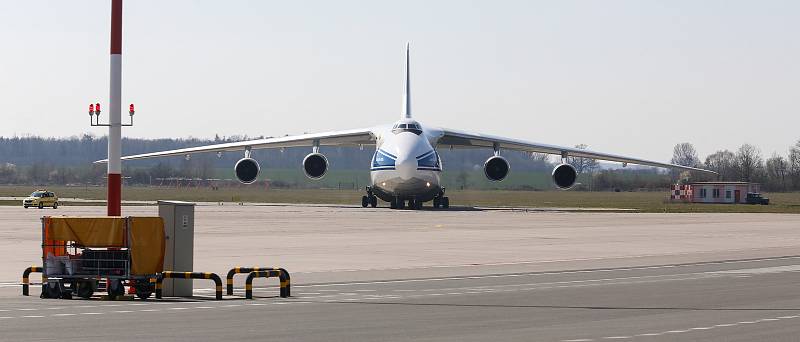 Na pardubickém letišti 1.4. přistál čtvrtý nákladní speciál Antonov An-124-100M Ruslan s dalším nákladem  zdravotnického materiálu a ochranných prostředků.