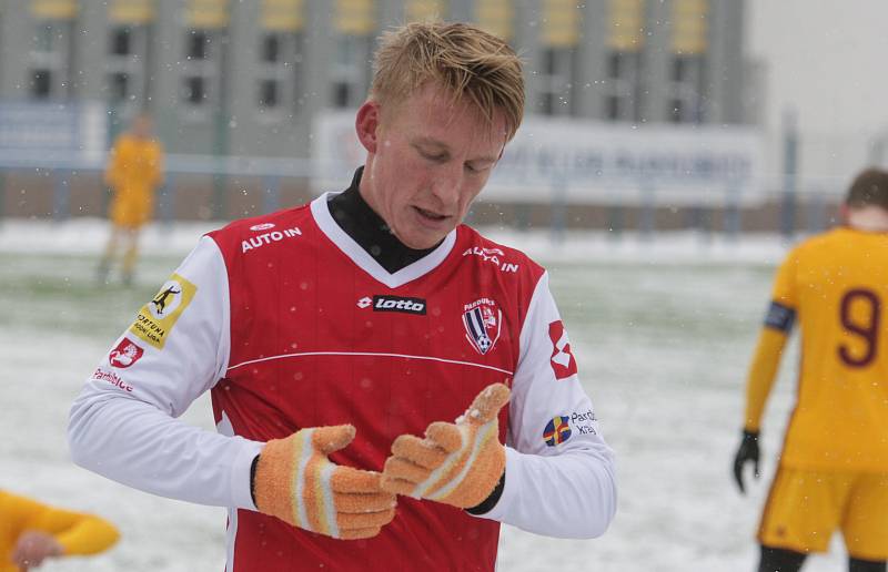 Přípravné utkání Fortuna národní ligy mezi FK Pardubice (ve červenobílém) a FK Dukla Praha U-21 (ve žlutém) na hřišti v Ohrazenicích v Pardubicích