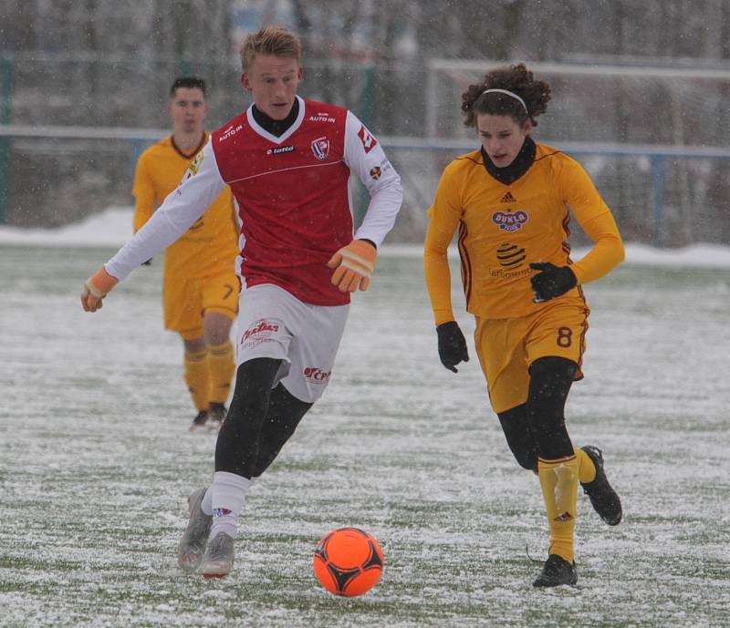 Přípravné utkání Fortuna národní ligy mezi FK Pardubice (ve červenobílém) a FK Dukla Praha U-21 (ve žlutém) na hřišti v Ohrazenicích v Pardubicích