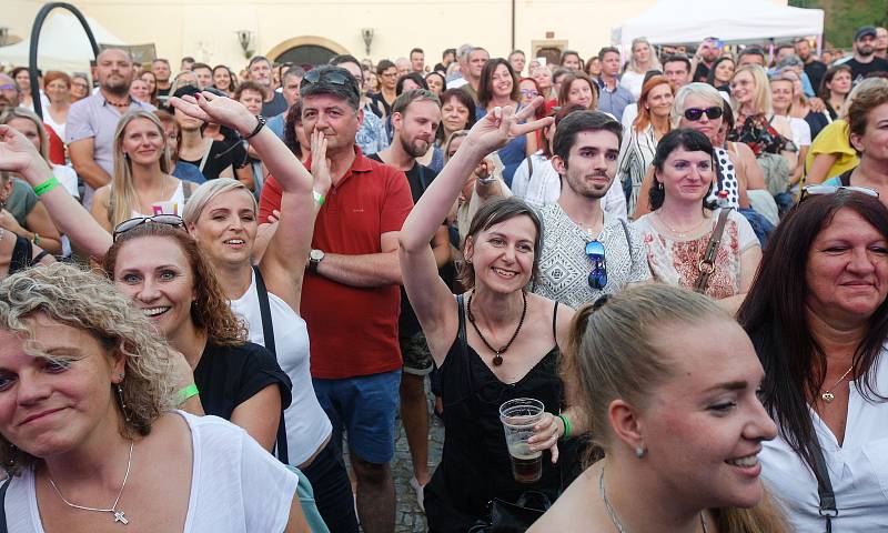 Koncert zpěvačky Anny K. k jejímu aktuálnímu albu Světlo na nádvoří pardubického zámku.