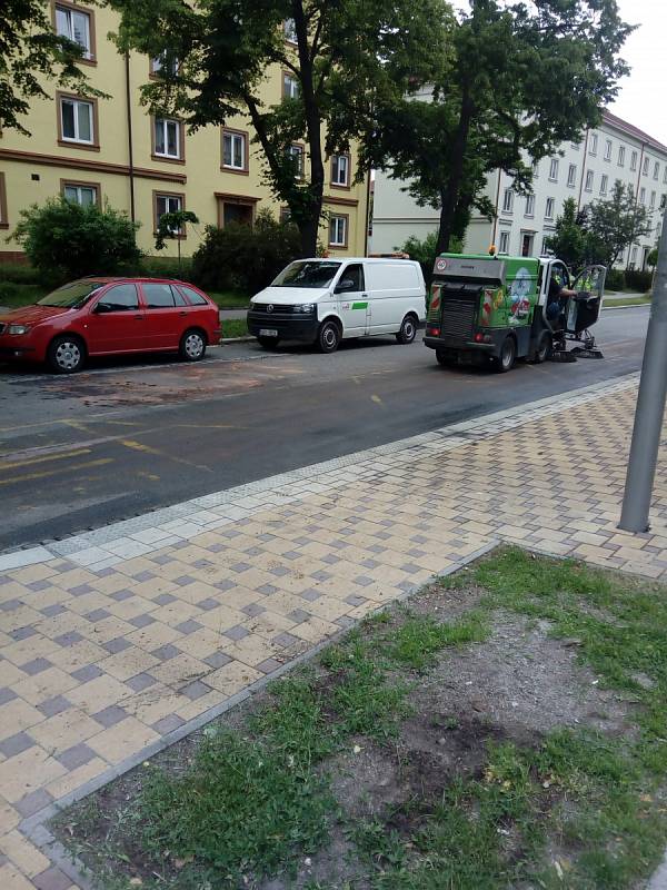 Následky požáru autobusu na ulici Gorkého v Pardubicích