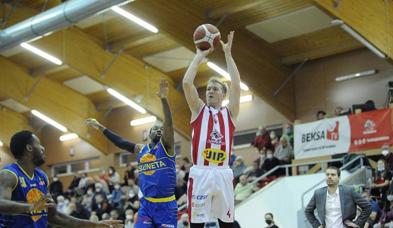 Pardubičtí basketbalisté doma padli s Ústím nad Labem (76:80).