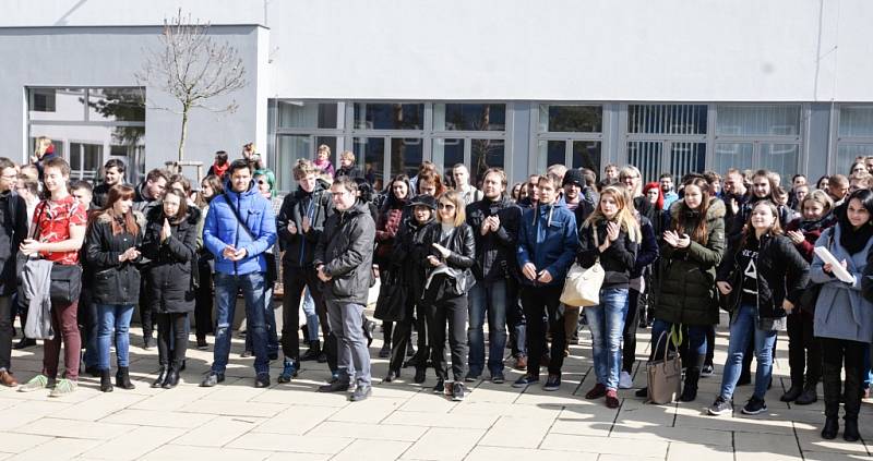 Studenti i divadelníci vyšli ven a stávkovali.