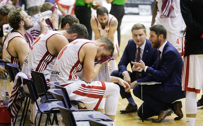 Basketbalové utkání o třetí místo Kooperativa NBL mezi DEKSTONE Tuři Svitav (v bíločerveném) a BK JIP Pardubice (v červenobílém) ve Svitavské hale na Střelnici.