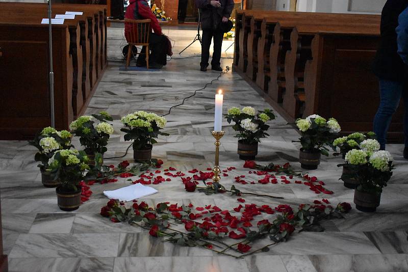 Dveře kostela svatého Martina v Holicích se v sobotu otevřely před sedmou hodinou večerní.