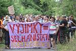 Aktivisté bojující proti chvaletické elektrárně se sešli v roce 2019 na nádraží v Řečanech nad Labem na akci Zachraňme klima, zastavme Chvaletice.