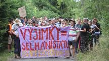 Aktivisté bojující proti chvaletické elektrárně se sešli v roce 2019 na nádraží v Řečanech nad Labem na akci Zachraňme klima, zastavme Chvaletice.