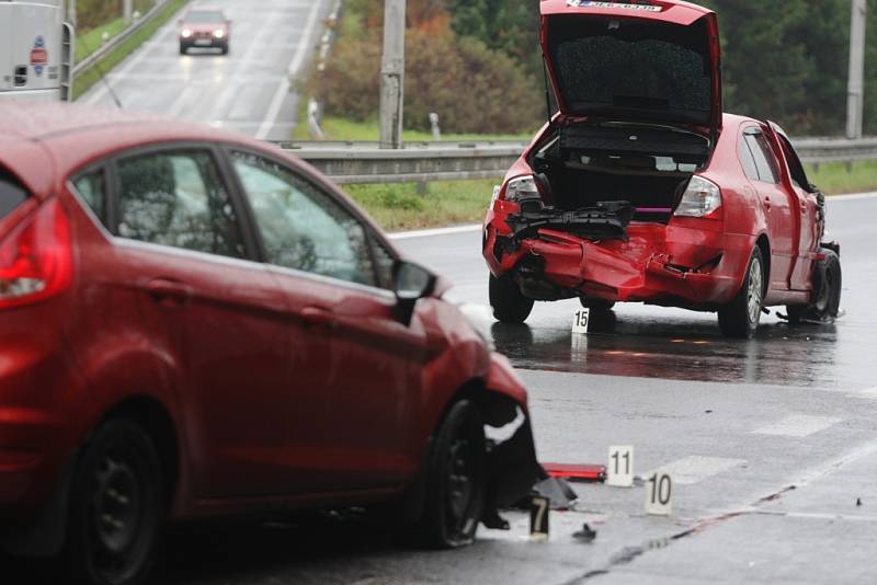 Řidič se nejprve srazil s kamionem. Když vystoupil, smetlo jej další auto.