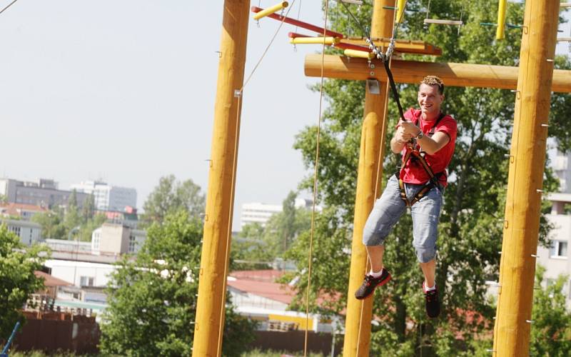 Pardubická záchranná služba potrénovala dovednosti i odvahu na lanovém centru.