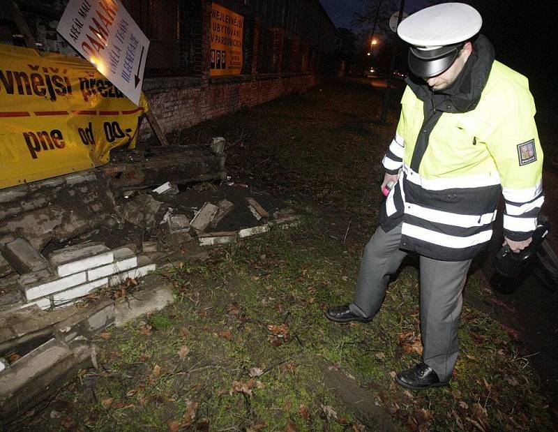 Nehoda, kterou způsobil opilý Bulhar bez řidičáku v ubytovně Na Hůrkách se naštěstí obešla bez zranění. Čtyřiadvacetiletý řidič nadýchal 2,18 promile a bránu netretil o dva metry...