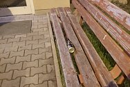 Na lavičce je bomba, volala důchodkyně v Pardubicích. Byla to lahev. Foto: MP Pardubice
