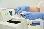 Univerzita Pardubice od včerejška analyzuje až 60 vzorků z odběrů v pardubickém drive-in na koronavirus. Podala si navíc grant na další přístroje, které by kapacitu znásobily.