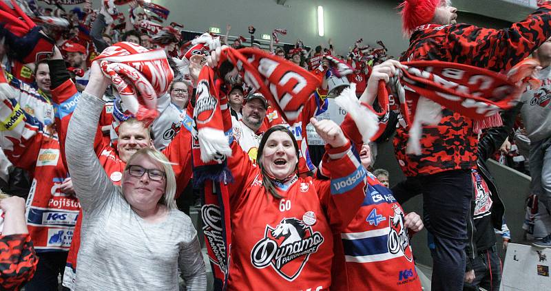 Hokejové utkání 12. kola Baráže o udržení Tipsport extraligy v ledním hokeji mezi HC Dynamo Pardubice (bílém) a HC Rytíři Kladno (v modrém) v pardudubické ČSOB pojišťovna ARENA