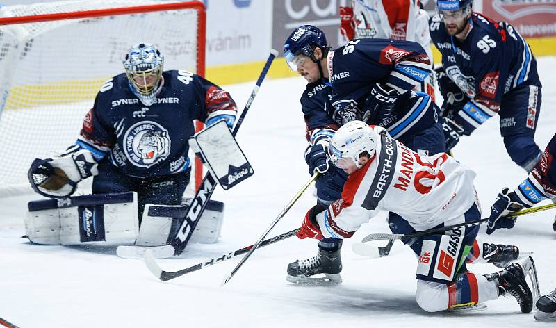 Hokejové utkání Tipsport extraligy v ledním hokeji mezi HC Dynamo Pardubice (v bíločerveném) a Bílý Tygři Liberec (v modrém) v pardudubické Enteria areně.