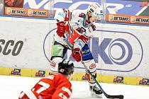 Hokejové utkání Tipsport extraligy v ledním hokeji mezi HC Dynamo Pardubice (v bíločerveném) a HC Olomouc v pardudubické enterie areně.