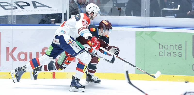 Hokejové utkání Tipsport extraligy v ledním hokeji mezi HC Dynamo Pardubice (v bíločerveném) a HC Sparta Praha (v červeném) v pardudubické enterie areně.