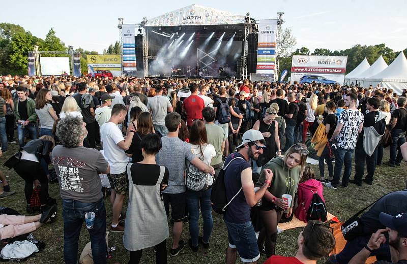 Studentské oslavy příchodu máje Majáles na louce u koupaliště na Cihelně.