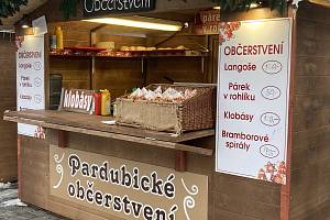 Vánoční trhy na Pernštýnském náměstí otevřely už v sobotu 2. prosince. Ceny zůstávají podobné jako loni. Nově si lidé mohou dát i pořádné jídlo ve speciálním bistru.