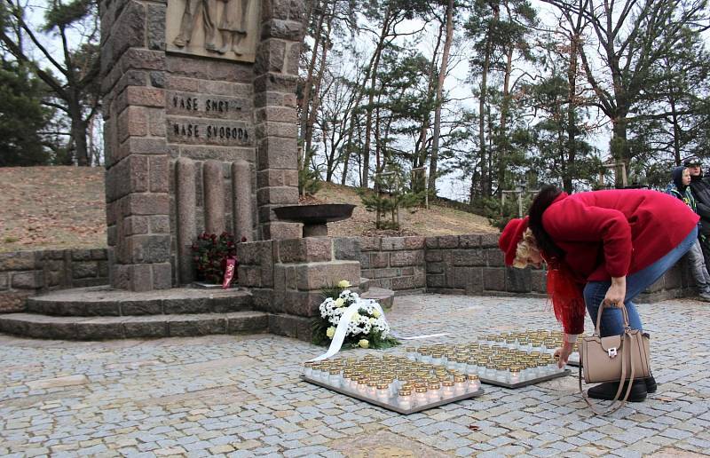 V Pardubicích se rozhořelo 194 plamínků svíček za oběti heydrichiády