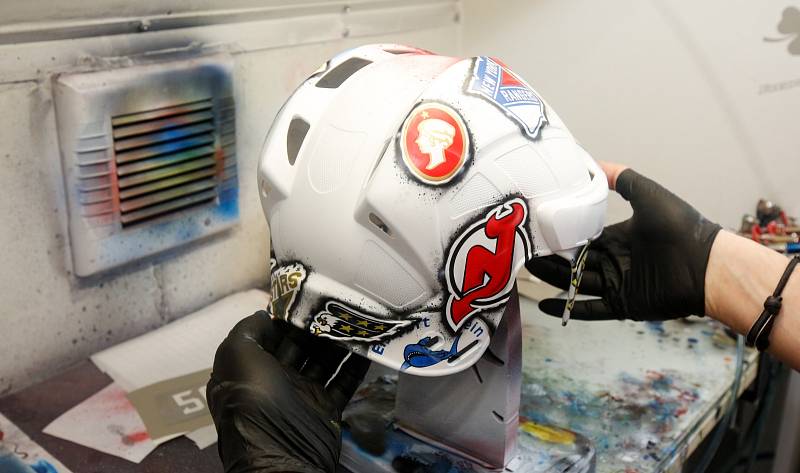 Airbrusher Roman Vítek vyráběl narozeninovou helmu pro Jaromíra Jágra.
