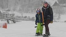 Olympijská vítězka ve snowboard crossu Eva Samková učí děti základům správné techniky jízdy na snowboardu v kempu ve Ski areálu U Slona na Dolní Moravě.