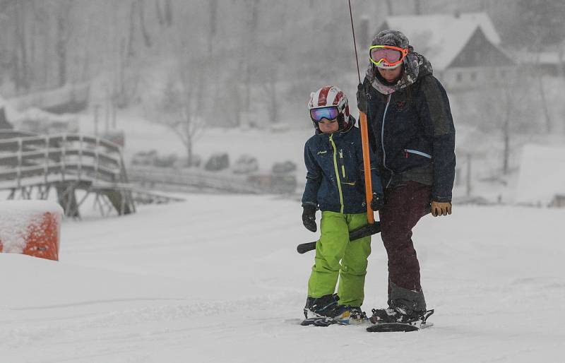 Olympijská vítězka ve snowboard crossu Eva Samková učí děti základům správné techniky jízdy na snowboardu v kempu ve Ski areálu U Slona na Dolní Moravě.