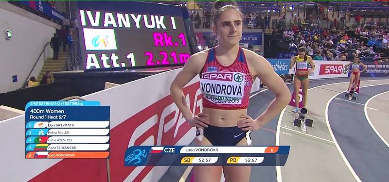 Lada Vondrová na startu rozeběhu na 400 m na ME v Glasgow