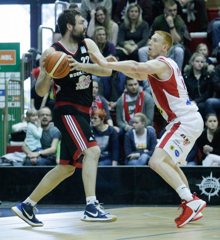 5. čtvrtfinále basketbalu Pardubice - Svitavy 90:62.
