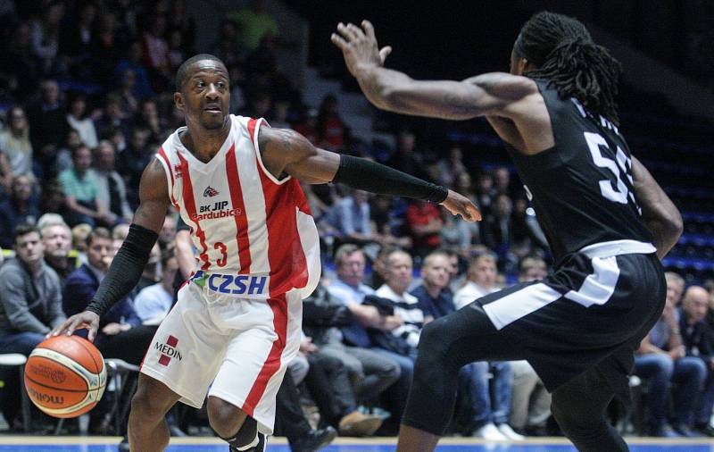 Basketbalové utkání Basketball Champions Legue mezi BK JIP Pardubice (v bíločerveném) a BC Nižnij Novgorod (v černém) v pardubické ČSOB Pojišťovna Areně.