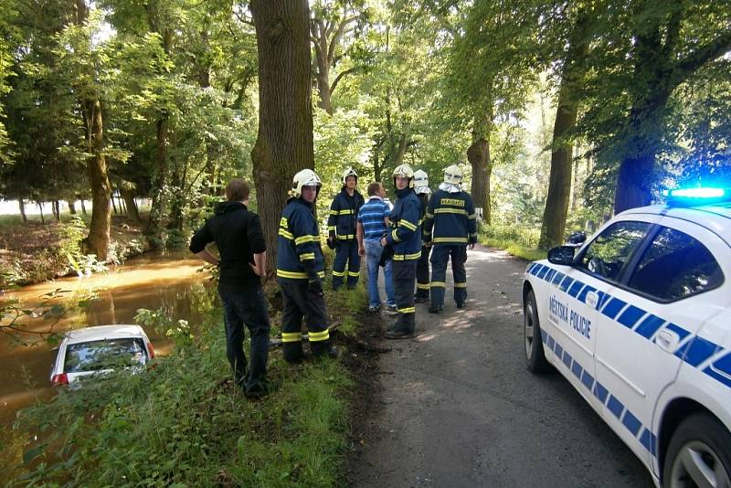 Auto po nehodě z Opatovického kanálu museli vylovit hasiči.