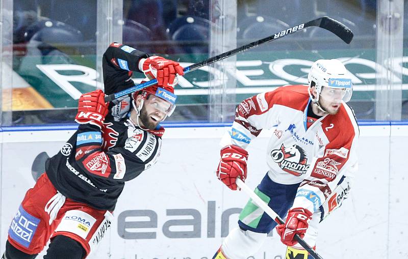 Hokejové utkání Tipsport extraligy v ledním hokeji mezi HC Dynamo Pardubice (v bíločerveném) a HC Oceláři Třinec.