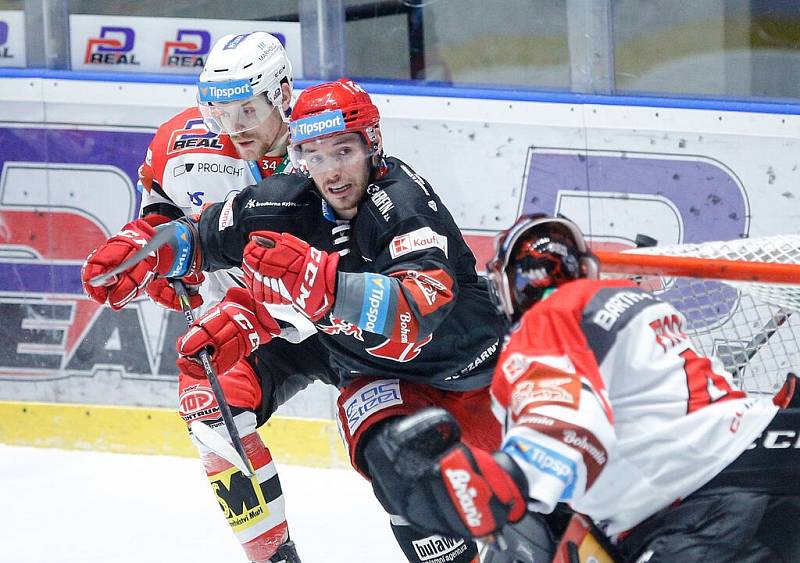 Hokejové utkání Tipsport extraligy v ledním hokeji mezi HC Dynamo Pardubice (v červenobílém) a HC Oceláři Třinec (v černočerveném) v enteria aréně.