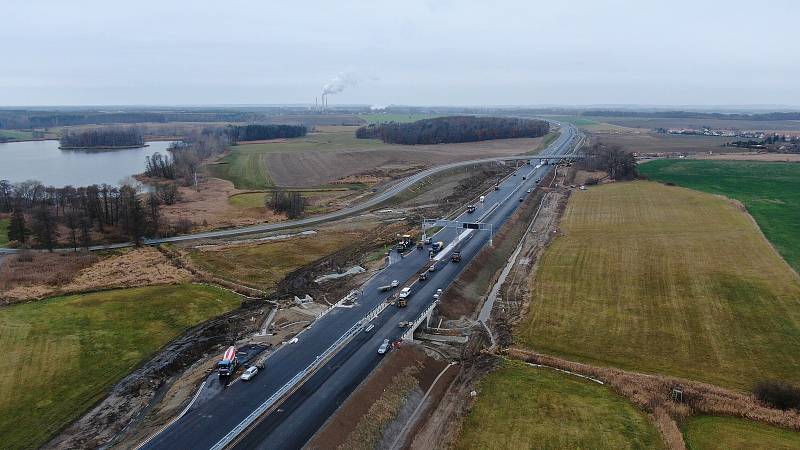 Jedná se o první z řady dálničních úseků, které nahradí kapacitně a bezpečnostně již nedostačující silnici I/35. Cena stavby je dle smlouvy 3 389 milionů korun bez DPH.
