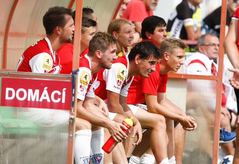 Utkání Fotbalové národní ligy mezi FK Pardubice (ve červenobílém) a FK Baník Sokolov (ve žlutočerném) na hřišti pod Vinicí v Pardubicích.