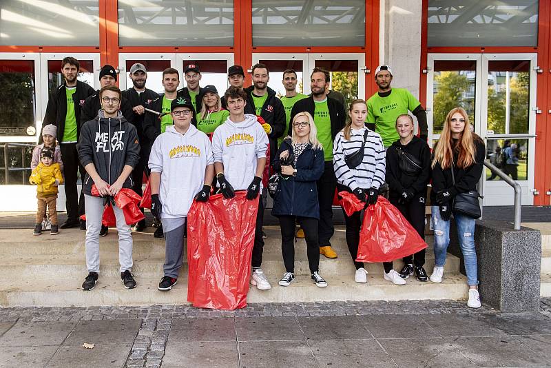 Hokejisté pardubického Dynama čistili břehy Labe od odpadků.