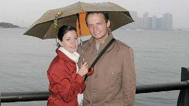 FILIP ŠORF se svou ženou na Liberty Island. V pozadi je vidět Ellis Island a New York City.