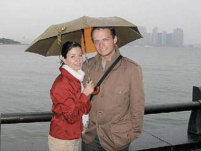 FILIP ŠORF se svou ženou na Liberty Island. V pozadi je vidět Ellis Island a New York City.