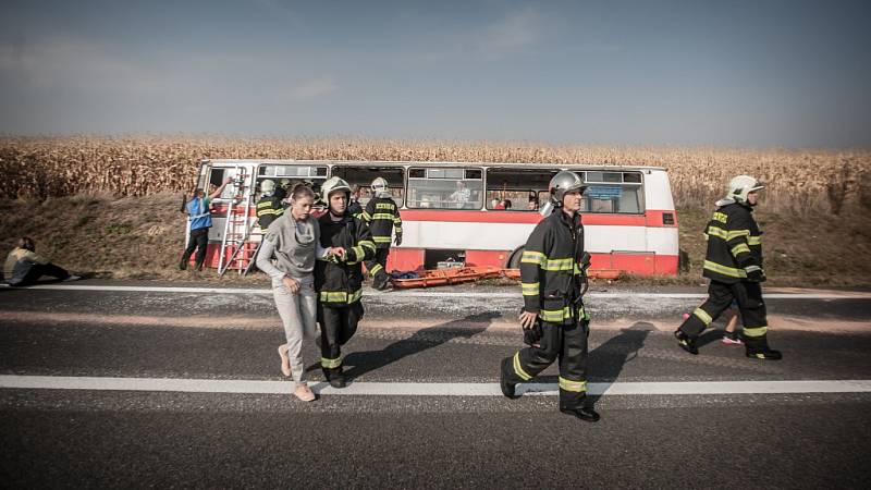 Cvičení záchranářů u Medlešic: Střet auta s autobusem, přes 50 zraněných, tři mrtví. 