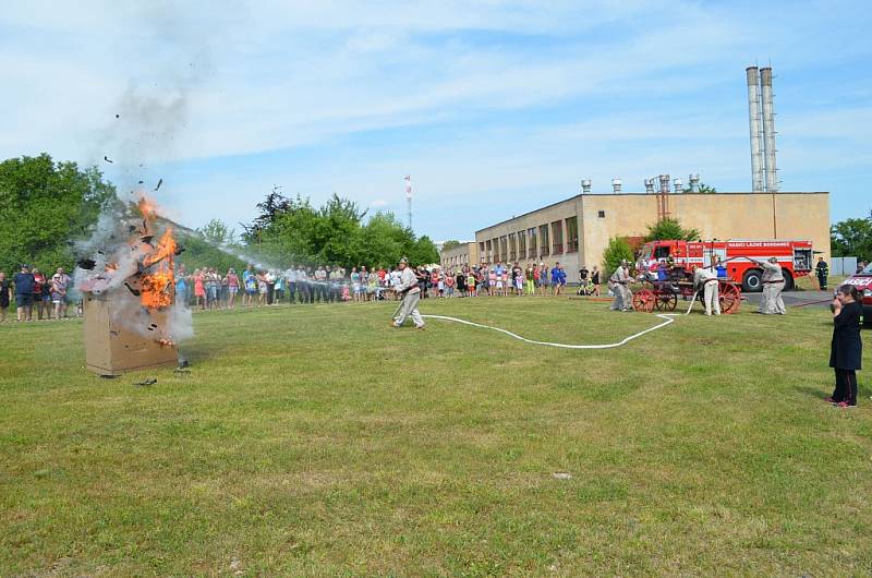 Dobrovolní hasiči z Lázní Bohdaneč slavili 140 let výročí. Požehnání do služby dostala dvě nová zásahová vozidla. 