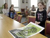 V zasedací síni holického městského úřadu převzali ceny vítězové celostátní dětské výtvarné soutěže Opičí král očima dětí.