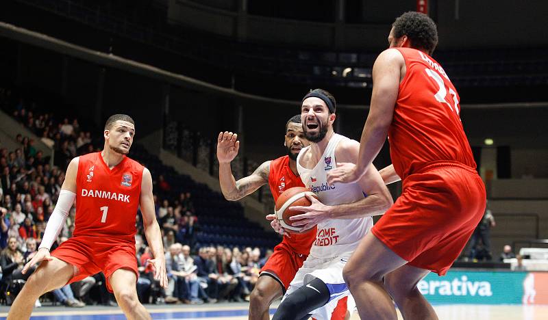 Kvalifikační utkání na Euro 2021 v basketbale mezi Českou republikou ( v bílém) a Dánskem (v červeném) v pardubické enteria areně.